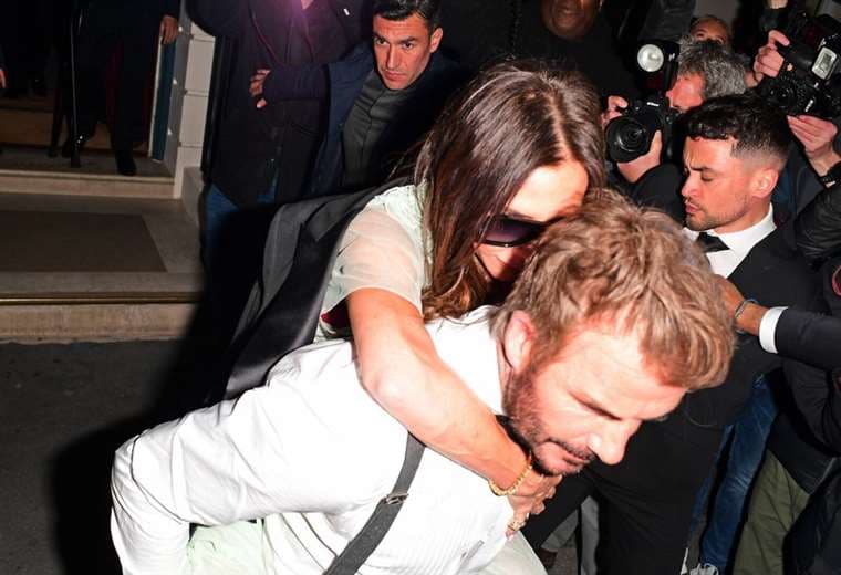 Victoria Beckham sale a hombros de David 