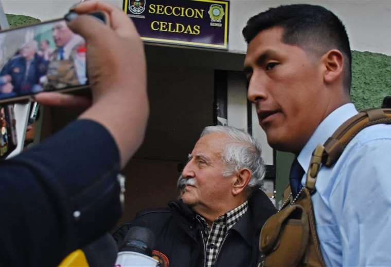 El exministro Echazú deja las celdas de la Felcc en La Paz. Foto: APG