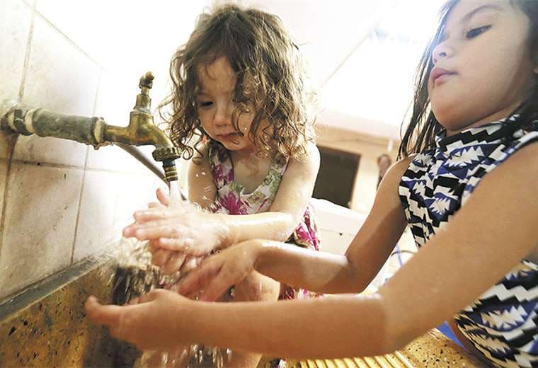 El hábito del lavado de manos se debe inculcar desde la niñez