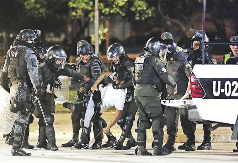El momento en que la Policía arresta a uno de los manifestantes que protestó en el Cambódromo, donde el MAS cerró su campaña electoral . Foto: Jorge Gutierrez y Fuad Landívar