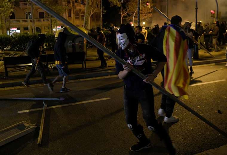 Los manifestantes hacen barricadas durante una manifestación convocada por los Comités de Defensa de la República (CDR) locales en Barcelona. Foto AFP
