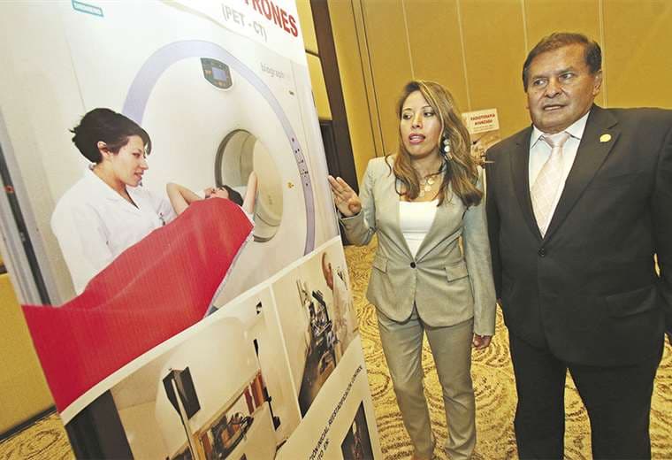 La médica Lijia Avilés y Gonzalo Soliz, gerente de Onco Service, explicaron su trabajo en el hotel Marriott.Foto: HERNÁN VIRGO