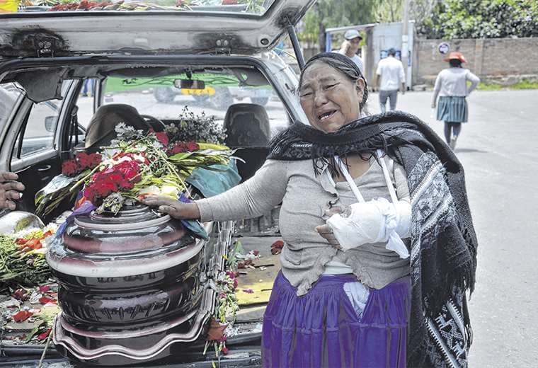 Los familiares de los fallecidos no permitieron, en principio, que se realicen las autopsias a los 9 cuerpos. Foto: AFP