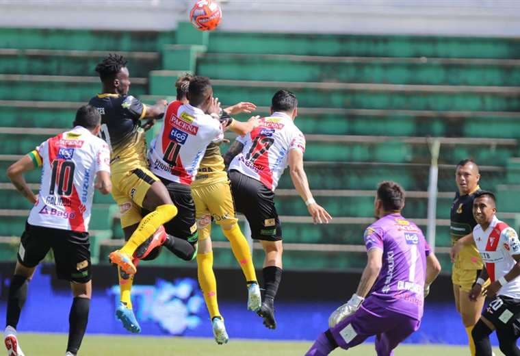 El partido se disputa en el estadio Tahuichi Aguilera. Foto. AFP 