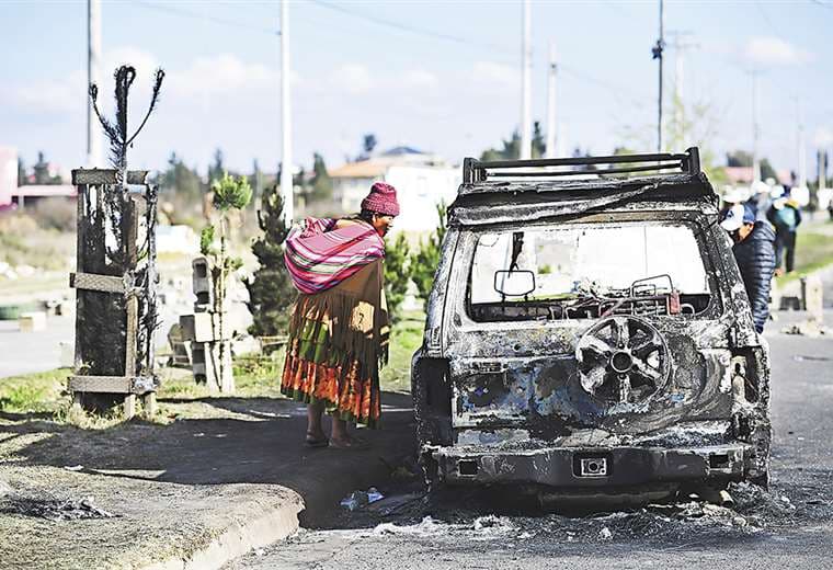 Durante el conflicto hubo quemas de vehiculos policiales y del servicio público. Foto: AFP