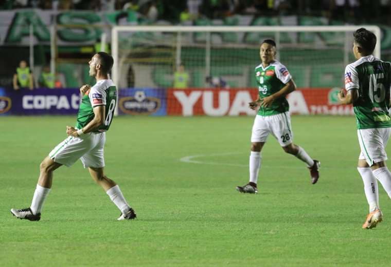 Palmieri (8) celebra el gol anotado ante Nacional en el Tahuichi. Foto. Fuad Landívar 