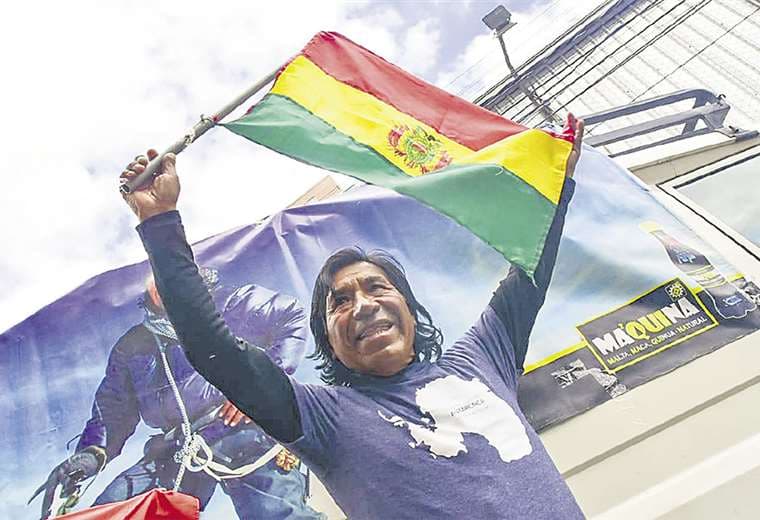 El primer boliviano en escalar siete cimas tiene 66 años