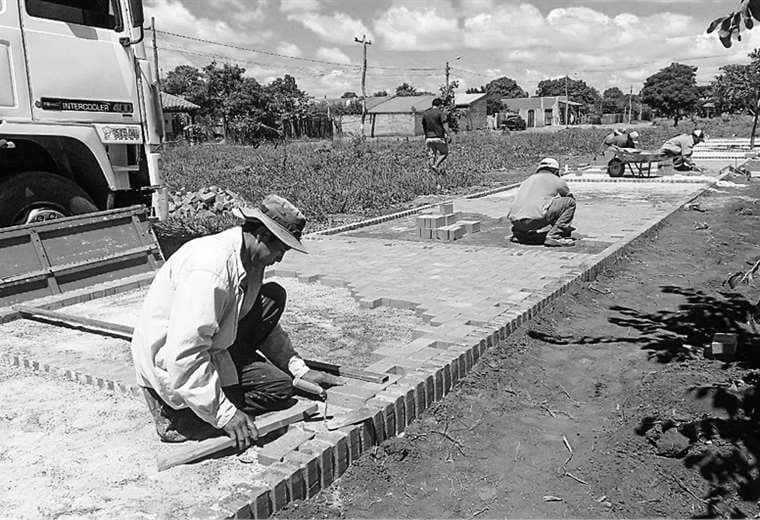 Trabajadores de la empresa Becapes SRL construyen el parque Las Gomas, en el barrio Guapazal