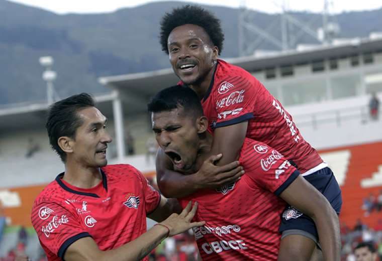 Álvarez celebra su gol con sus compañeros. Foto: APG