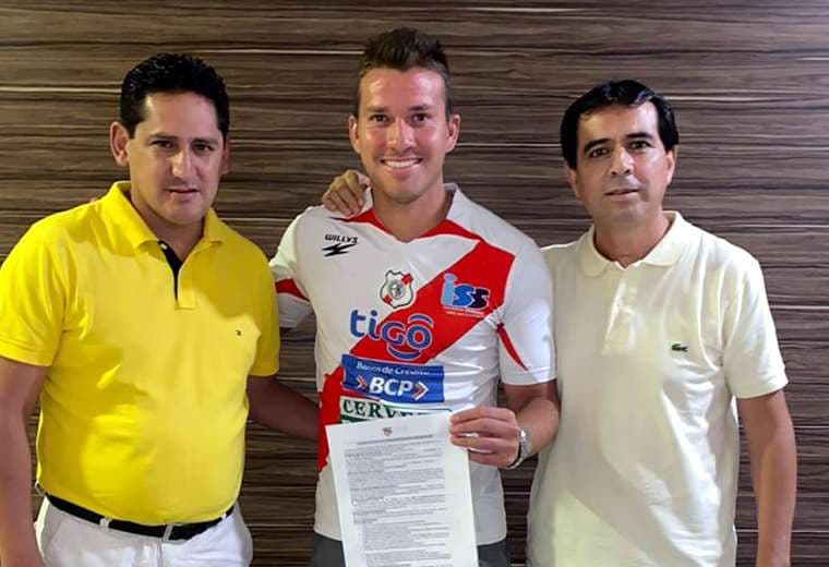 Abraham Cabrera firmó su contrato con el dirigente Roberto Beltrán (izq.) y estuvo acompañado de su representante Osmar Vaca (dcha.)