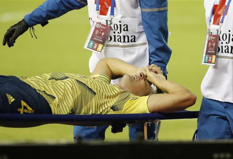 El dolor de Santiago Arias tras la lesión. Foto: AFP