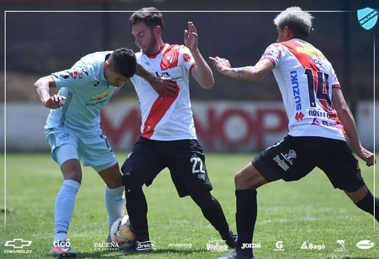 Arce y Saucedo en el duelo por la pelota durante el amistoso. Foto: Club Bolívar