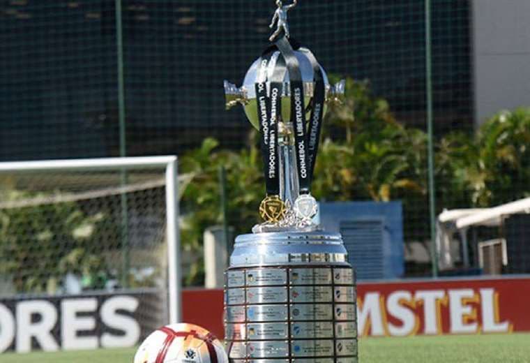 El trofeo que recibe el campeón de la Copa Libertadores. Foto: internet