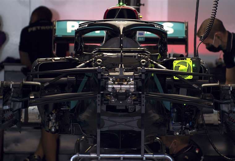 Los mecánicos revisan la máquina de Lewis Hamilton. Foto: AFP