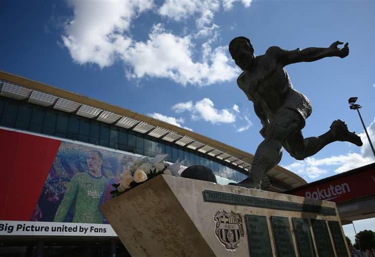 La estatua de Ladislao Kubala en las afueras del Camp Nou. Foto: AFP
