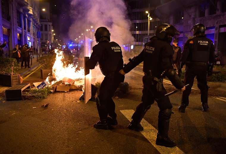 La policía catalana reprime a los manifestantes. Foto AFP