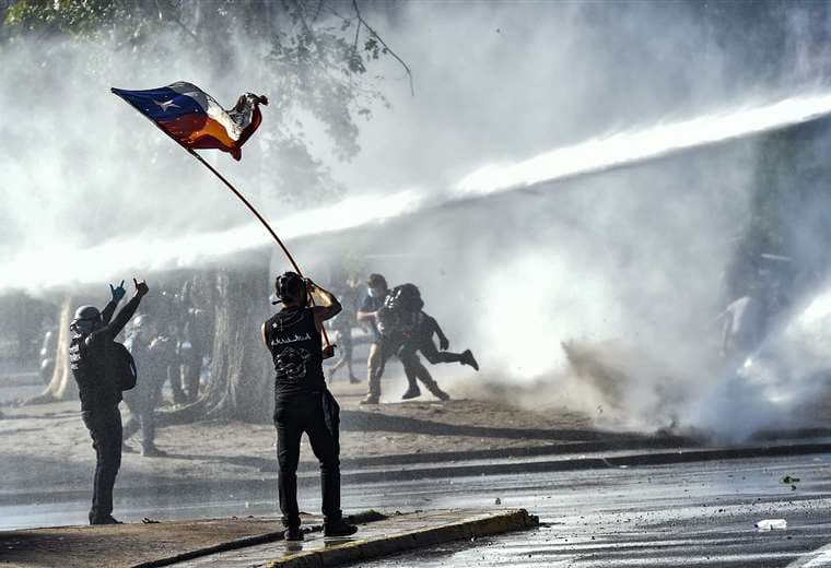 La protesta reprimida con carros lanza-agua. Foto AFP
