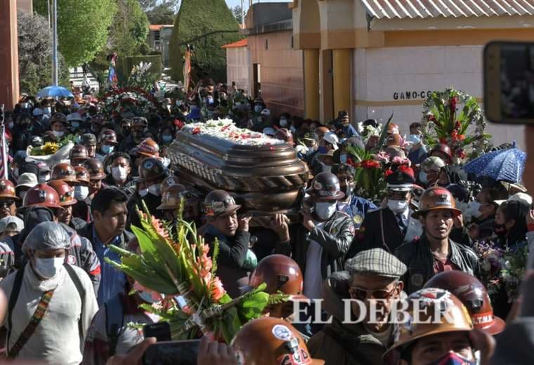 Una muchedumbre acongojada despidió a Orlando Gutiérrez en Oruro. Foto: Emilio Huáscar