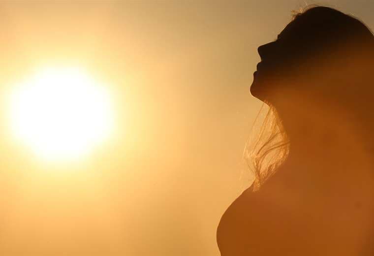 La mayor fuente de vitamina D es el sol, es bueno recibirlo diariamente