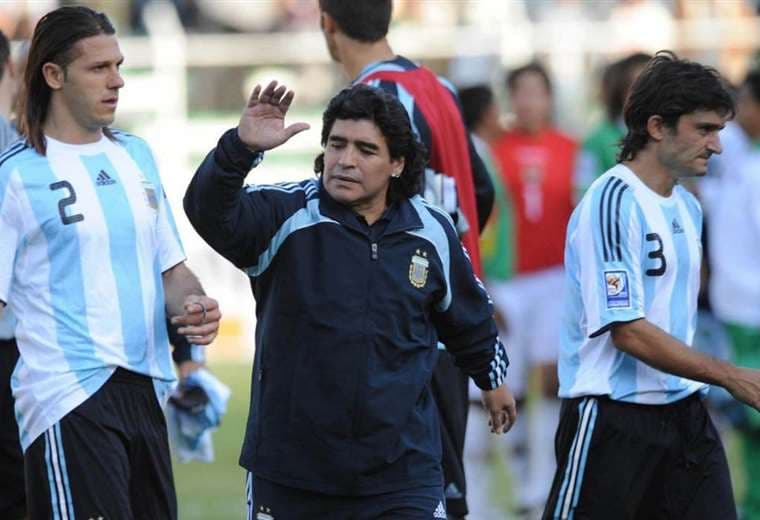 Maradona dirigió a Argentina en un partido contra Bolivia en La Paz. Foto: internet