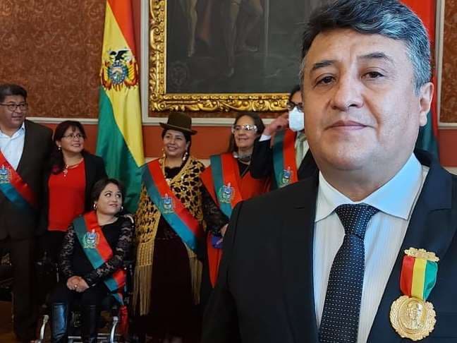 Vásquez recibió el galardón el viernes 27 de noviembre en La Paz