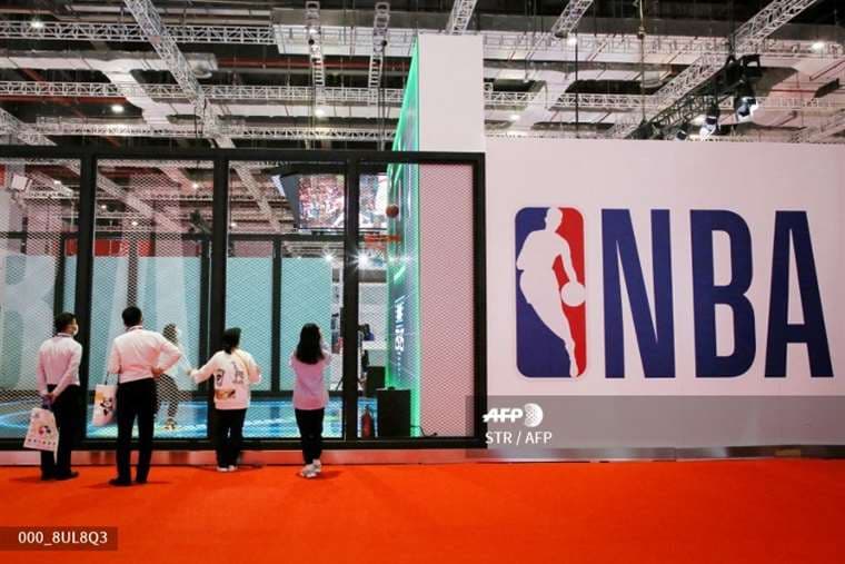 En una feria de China promueven el torneo de la NBA. Foto: AFP