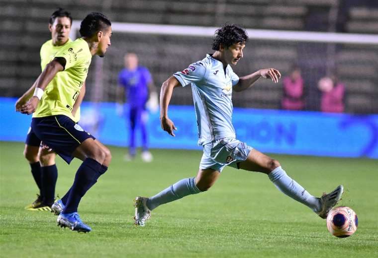 Víctor Ábrego tuvo una jornada inspirada en su primer partido en La Paz con la camiseta de Bolívar. Aportó con dos goles. Foto: APG