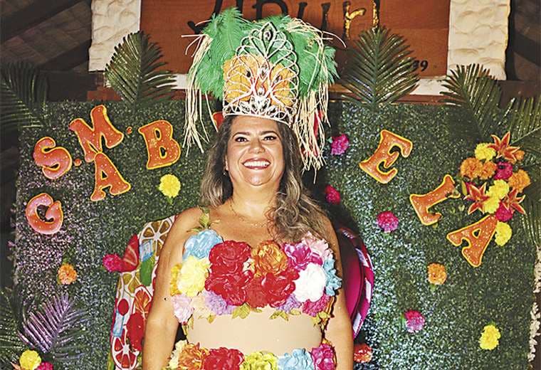La reina. Gabriela es la sexta soberana que eligen las mujeres de la agrupación carnavalera. Foto: Ángel Farell