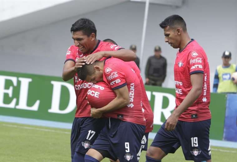 ‘Pochi’ Chávez besa el balón tras marcar de penal a Blooming en Cochabamba. Foto. APG Noticias 