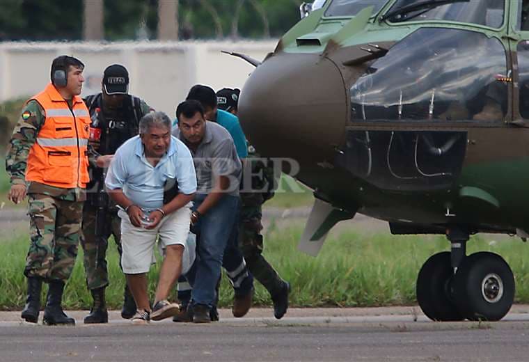 Los aprehendidos en Guayaremín arribaron la tarde de este miércoles al aeropuerto El Trompillo de Santa Cruz. Cruz. Foto: Hernán Virgo