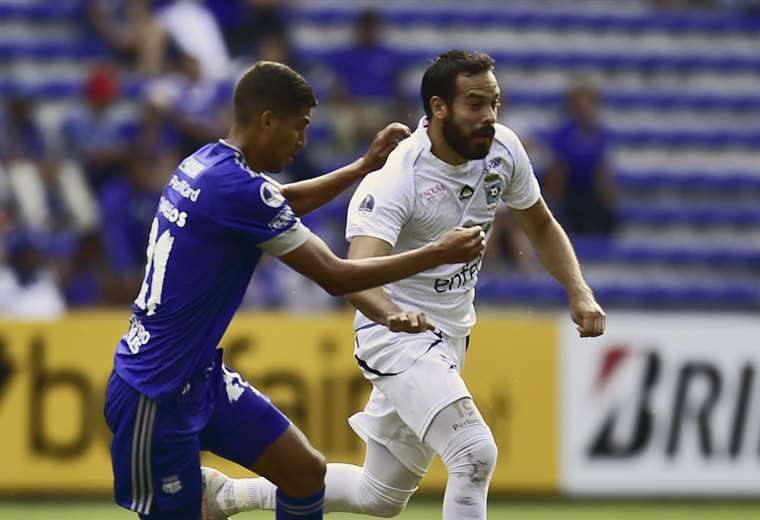 Junior Sánchez, de Blooming es seguido por José Francisco Cevallos, de Emelec en el estadio George Capwell, de Guayaquil. Foto. AFP 