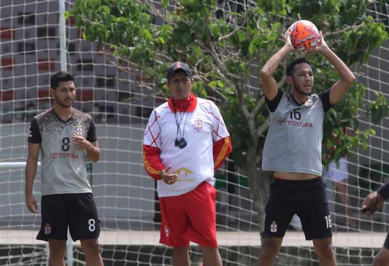 José Peña da instrucciones a Carlos Ribera y Mauricio Saucedos, jugadorse de Real Santa Cruz. Foto: Hernán Virgo