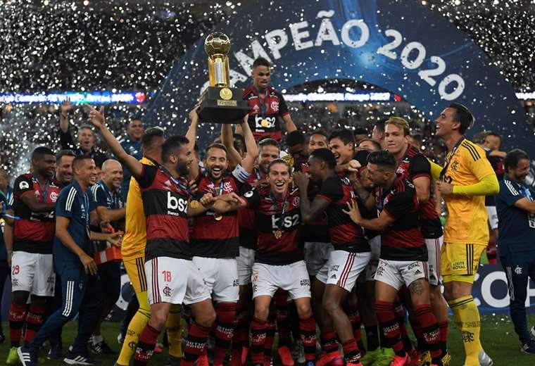 Los jugadores del Flamengo celebran un nuevo título internacional. Se apoderaron de la Recopa Sudamericana. Foto. AFP 