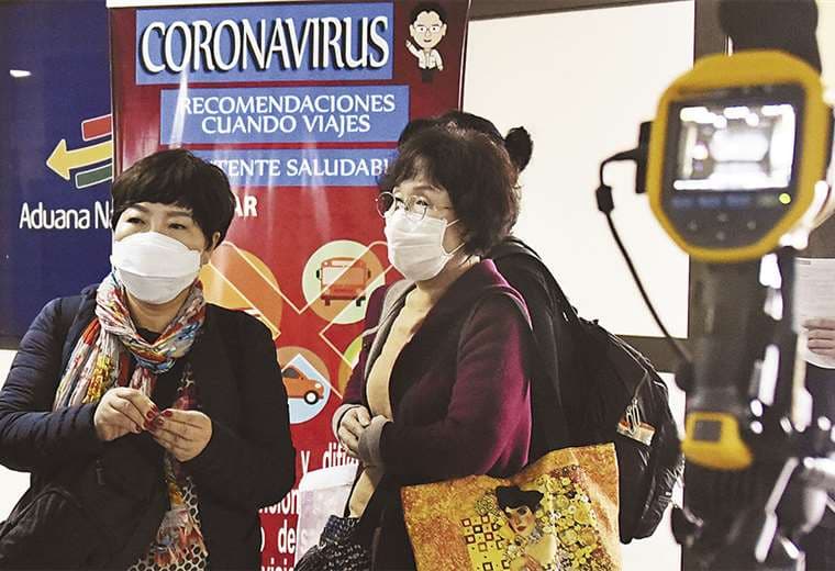 Algunos pasajeros asumen algunas medidas para evitar el contagio. El Gobierno suspendió temporalmente los viajes desde y hacia Europa. Foto: AFP