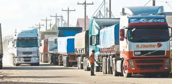 Las medidas aplican para todo el territorio nacional. Los camiones pueden movilizarse con carga o sin ella. Foto: EL DEBER