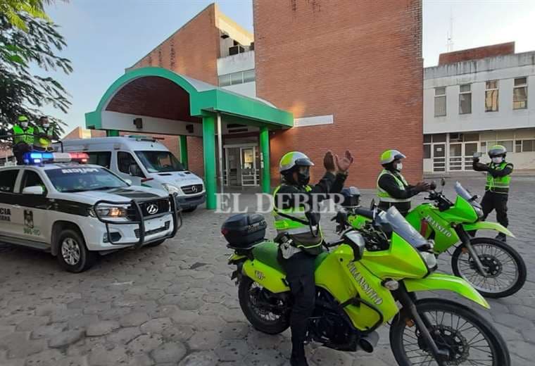 La Policía manifestó su agradecimiento a los médicos. Foto Jorge Ibañez 