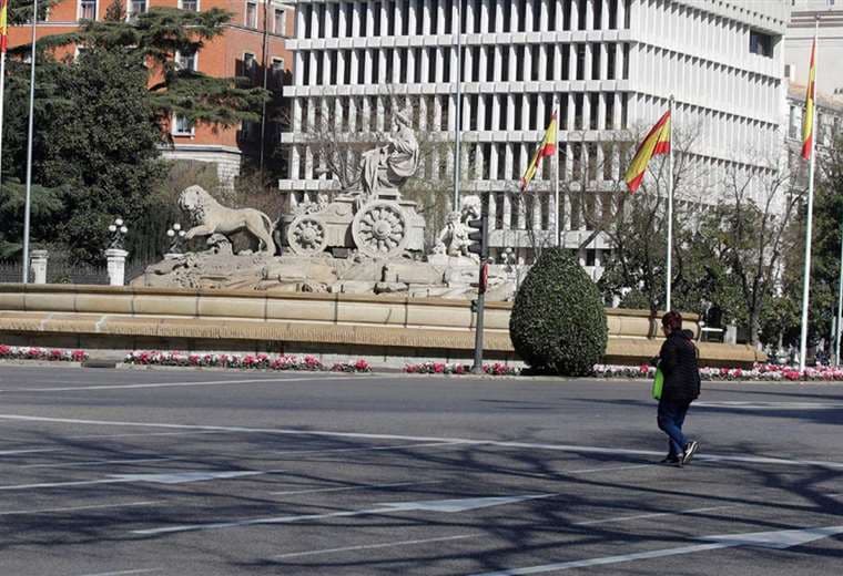Murió en Madrid, una de las regiones más golpeadas por la enfermedad