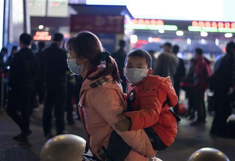 A la terminal de trenes de Wuhan llegaron miles de pasajeros. Foto AFP 