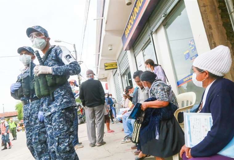 Para dar seguridad y evitar aglomeraciones, militares se desplegaron hasta los bancos durante la jornada de hoy. Foto: Jorge Uechi
