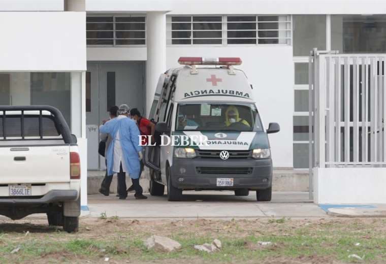 El traslado de pacientes al hospital de referencia en la capital cruceña. Foto: Fuad Landívar
