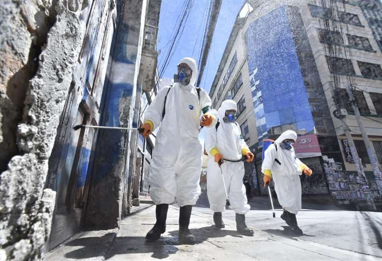 Personal desinfecta la ciudad de La Paz. Foto: APG Noticias