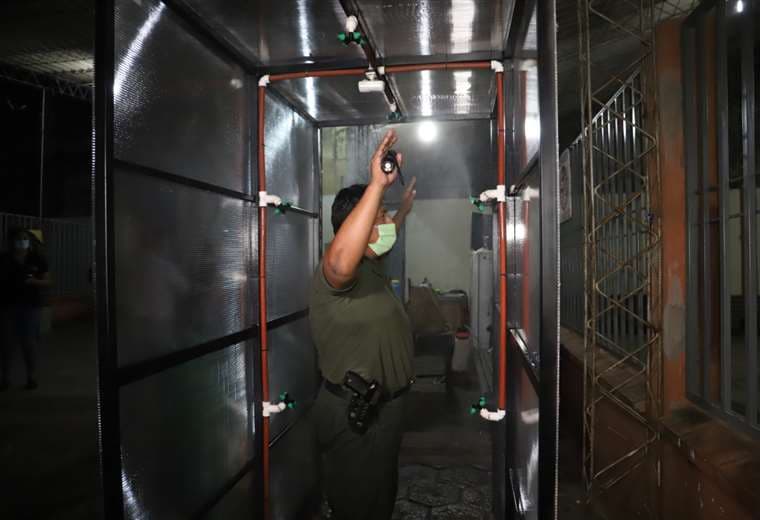 Un centenar de policías usarán las cámaras de desinfección en el penal (foto: Gobernación de Santa Cruz)