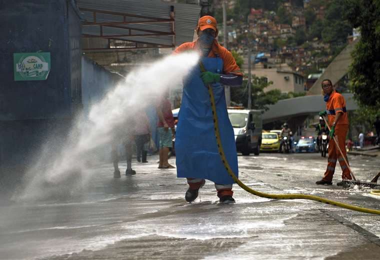 Trabajadores municipales fumigan en la favela Rocinha de Río de Janeiro. Foto AFP