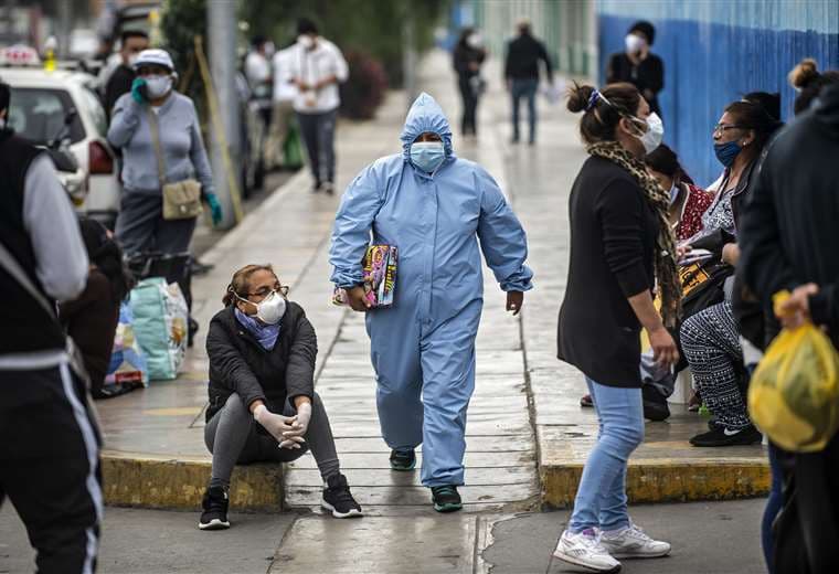 Personas esperan ser atendidos en el Hospital Alberto Sabogal de Lima, cuando arrecia la pandemia. Foto AFP