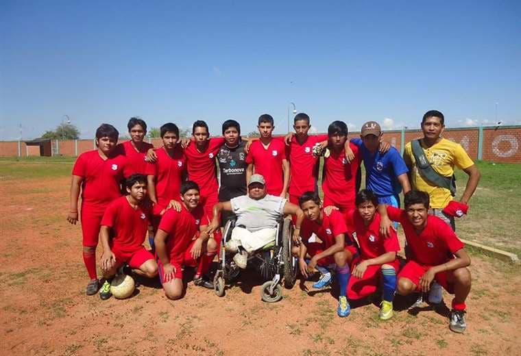 Luis Carmelo Román (en silla de ruedas) en 2016, con el equipo de Perequeji. Foto: Internet