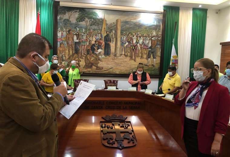 Sucre toma juramento a Sosa como alcaldesa interina. Foto Concejo Municipal 