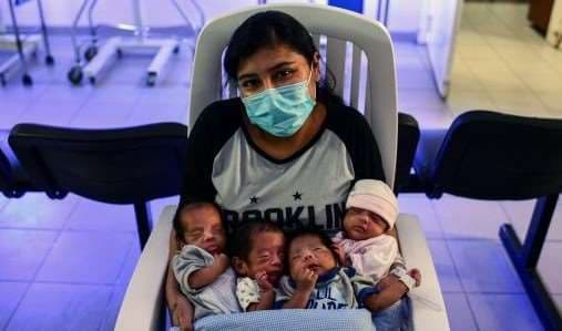 Adriana Beramendi con sus bebés. Foto AFP