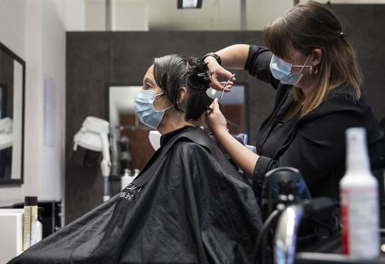 El uso de mascarillas es obligatorio en las peluquerías. Foto Internet