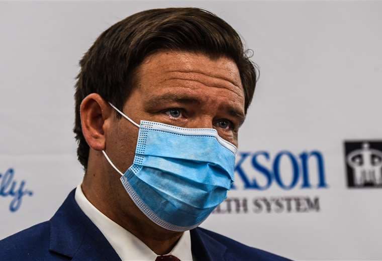 El gobernador Ron DeSantis preocupado por el avance de la pandemia. Foto AFP