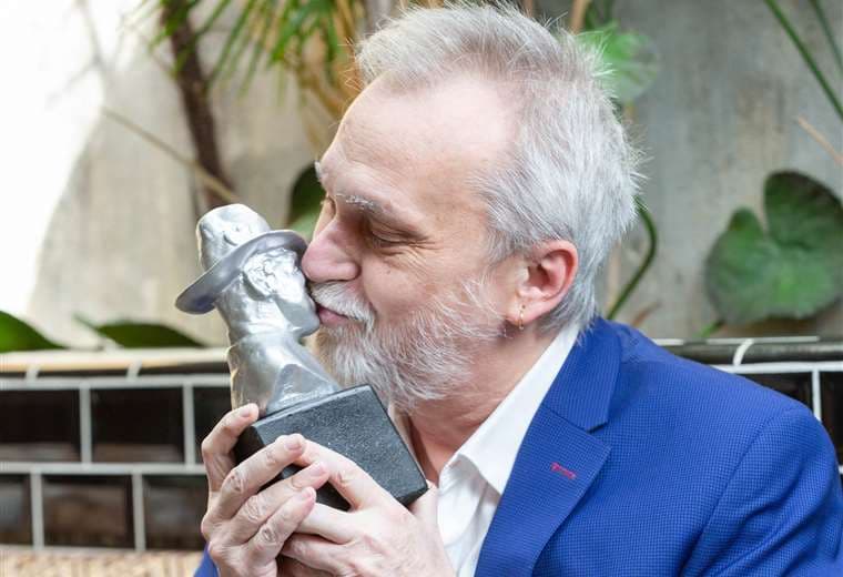 David Lebón besa uno de los premios Gardel que recibió este viernes 18 de septiembre
